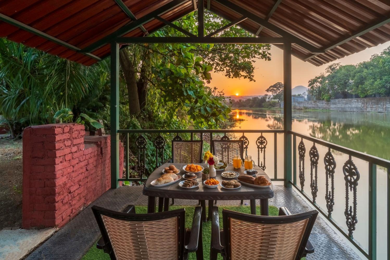 Vintage Estate - Lakeside Allure With Vintage Decor,A Plunge Pool & A Lawn Featuring A Charming Gazebo 카르자트 외부 사진