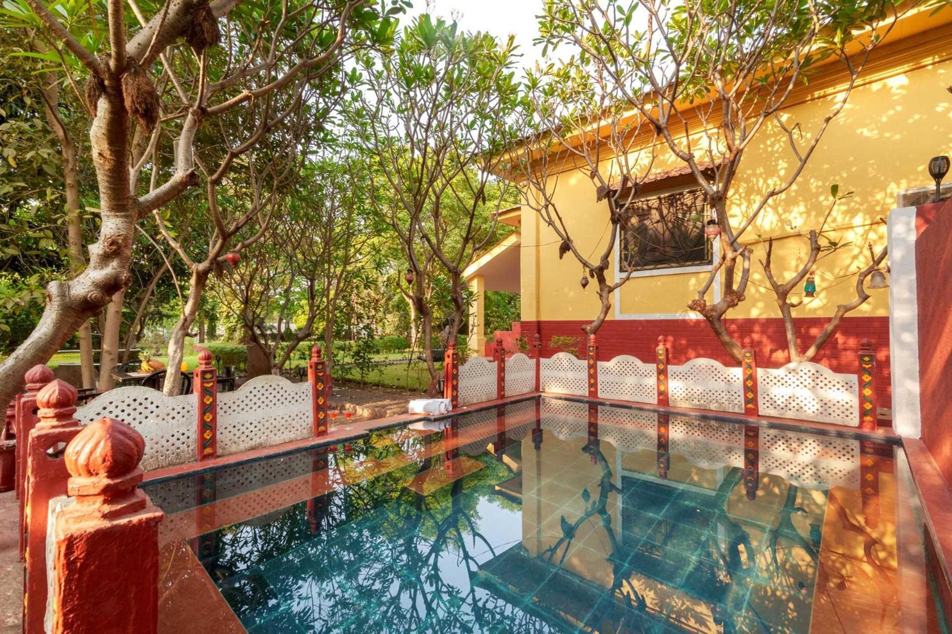 Vintage Estate - Lakeside Allure With Vintage Decor,A Plunge Pool & A Lawn Featuring A Charming Gazebo 카르자트 외부 사진