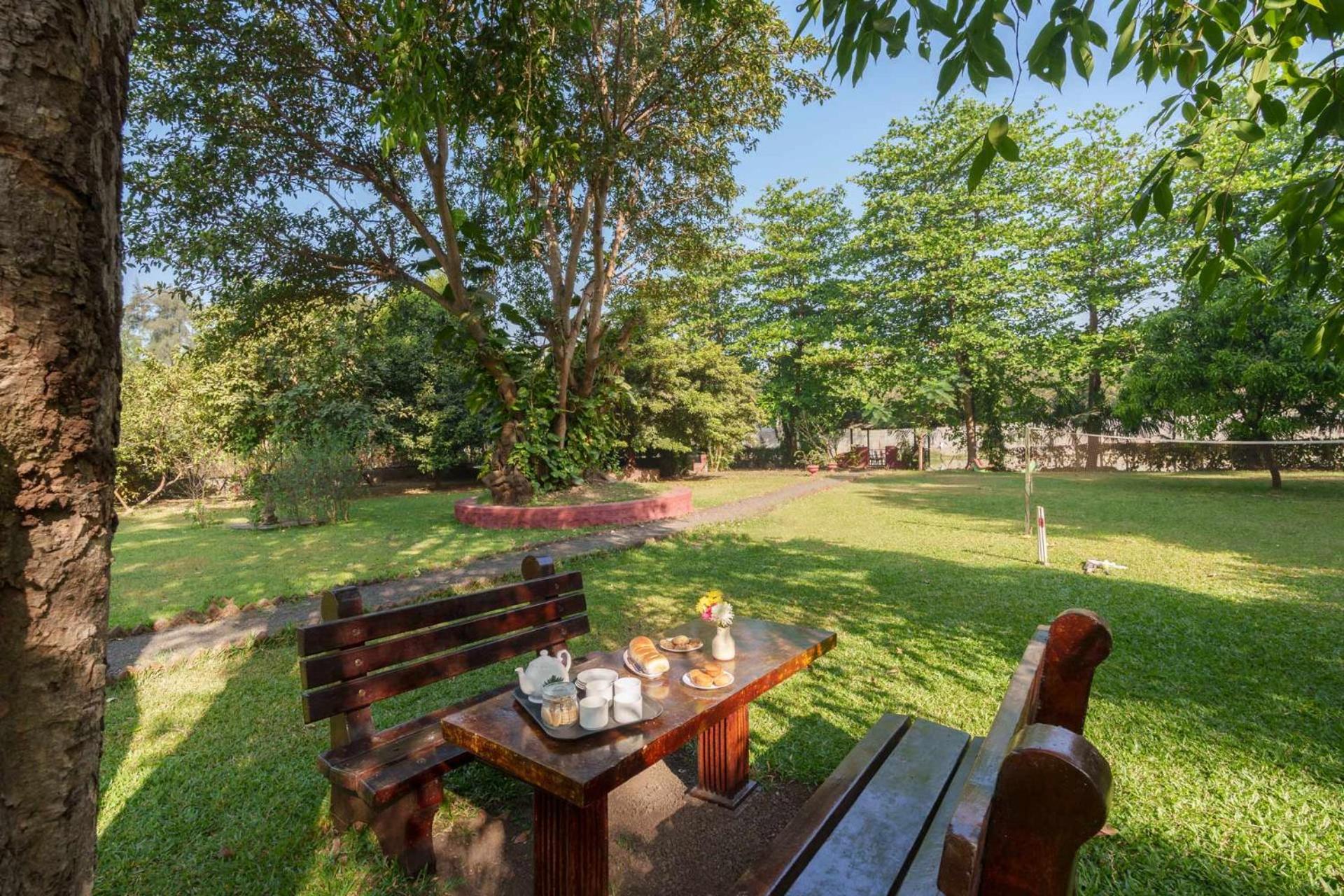 Vintage Estate - Lakeside Allure With Vintage Decor,A Plunge Pool & A Lawn Featuring A Charming Gazebo 카르자트 외부 사진