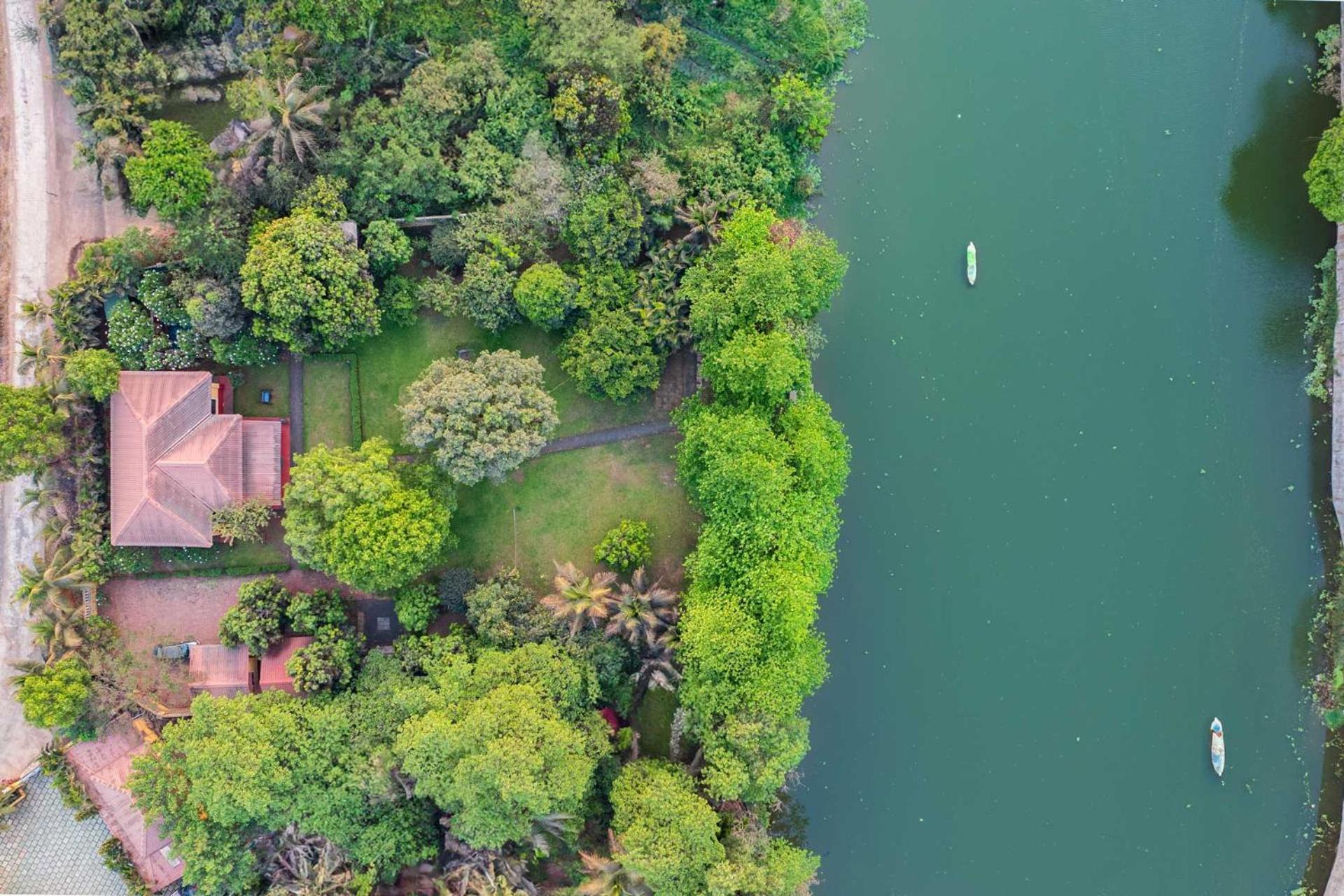 Vintage Estate - Lakeside Allure With Vintage Decor,A Plunge Pool & A Lawn Featuring A Charming Gazebo 카르자트 외부 사진