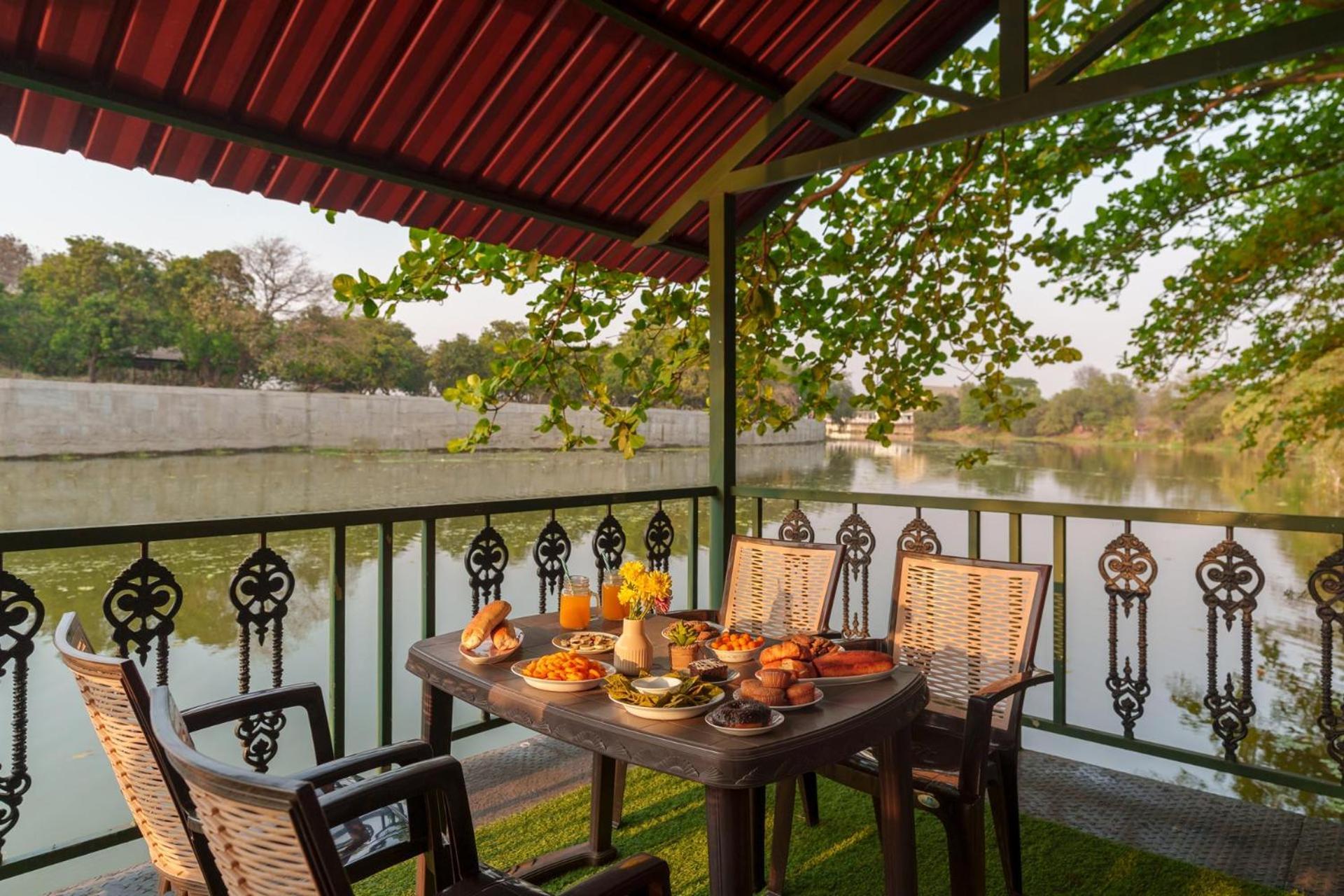 Vintage Estate - Lakeside Allure With Vintage Decor,A Plunge Pool & A Lawn Featuring A Charming Gazebo 카르자트 외부 사진