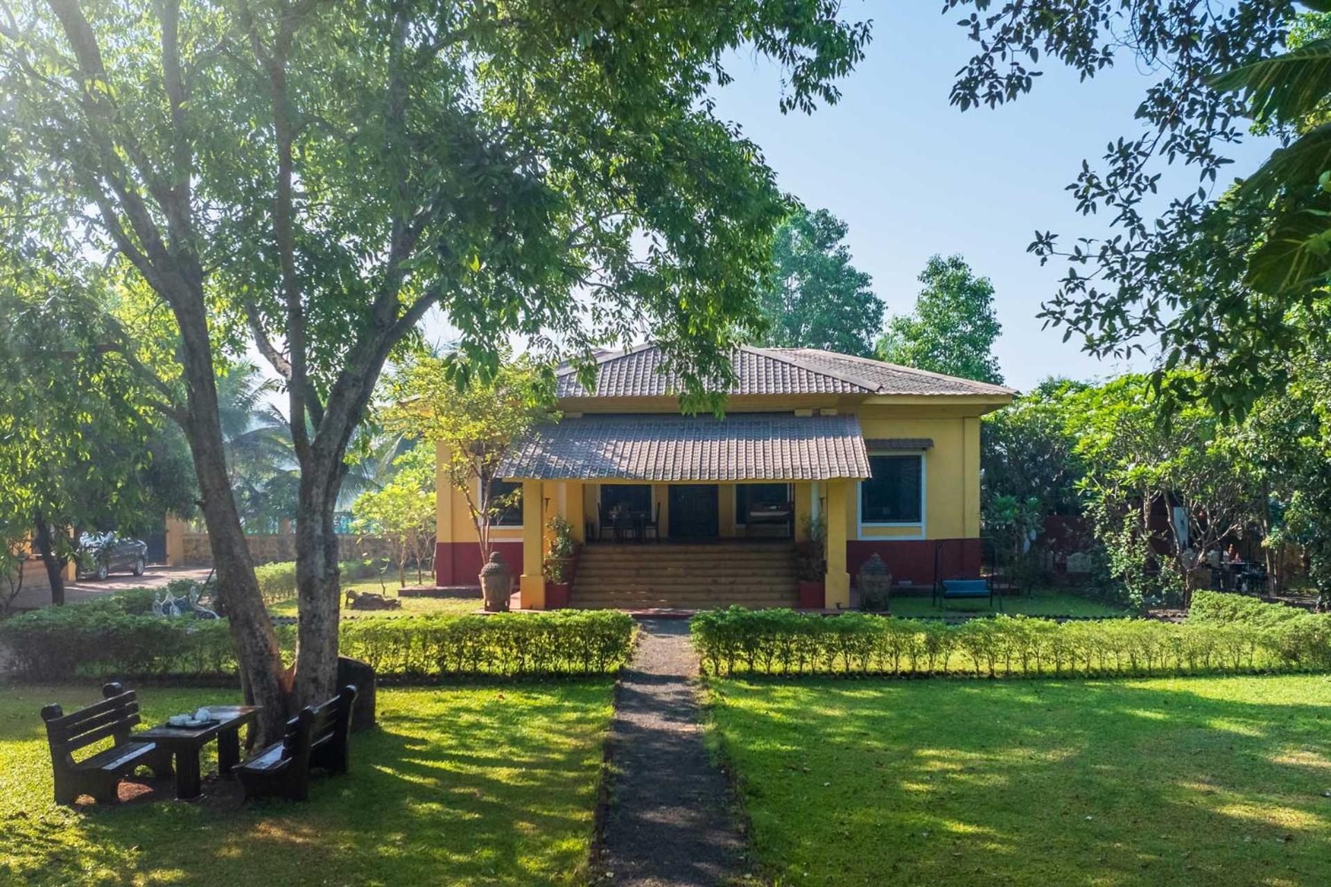 Vintage Estate - Lakeside Allure With Vintage Decor,A Plunge Pool & A Lawn Featuring A Charming Gazebo 카르자트 외부 사진