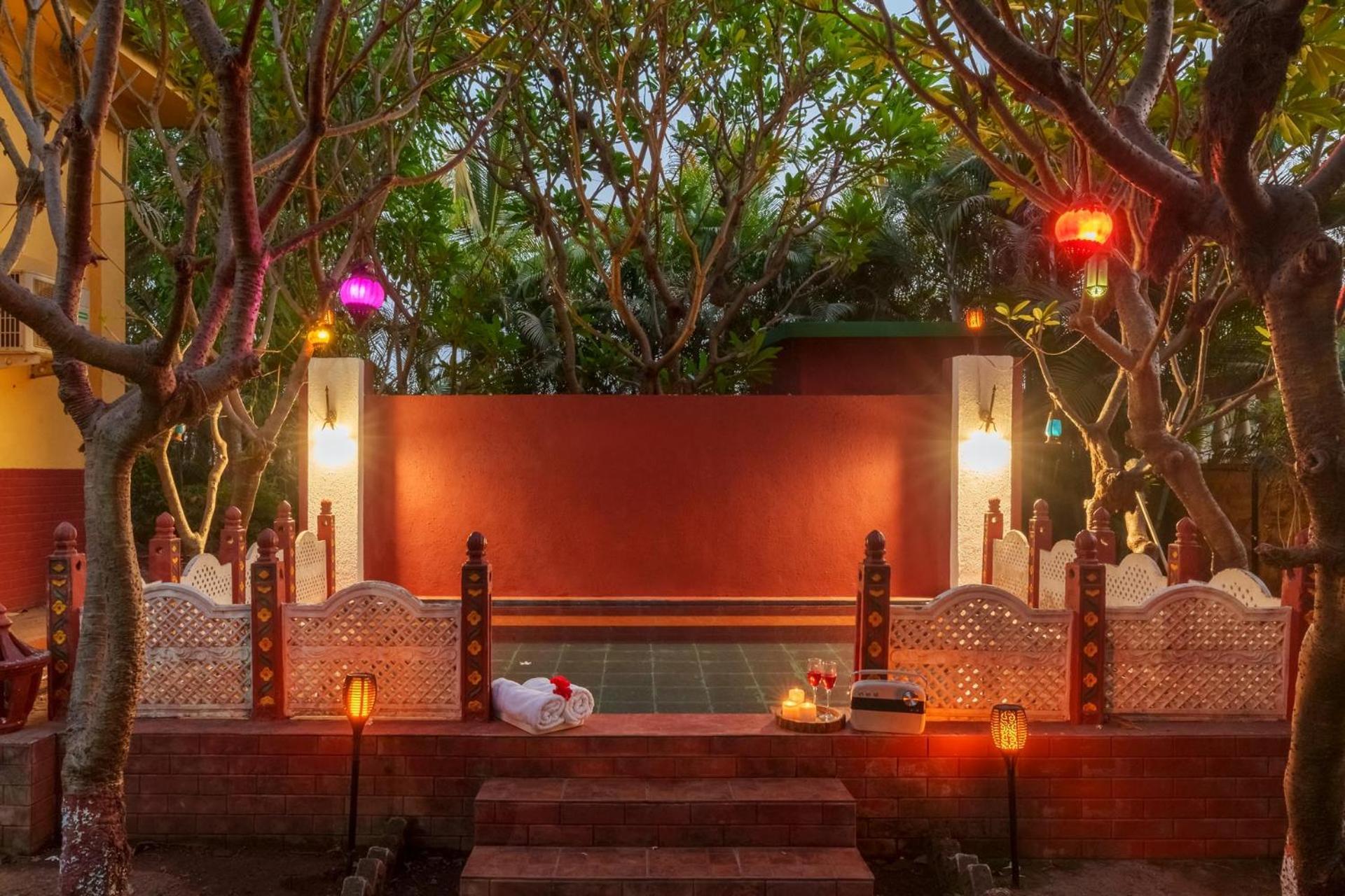 Vintage Estate - Lakeside Allure With Vintage Decor,A Plunge Pool & A Lawn Featuring A Charming Gazebo 카르자트 외부 사진