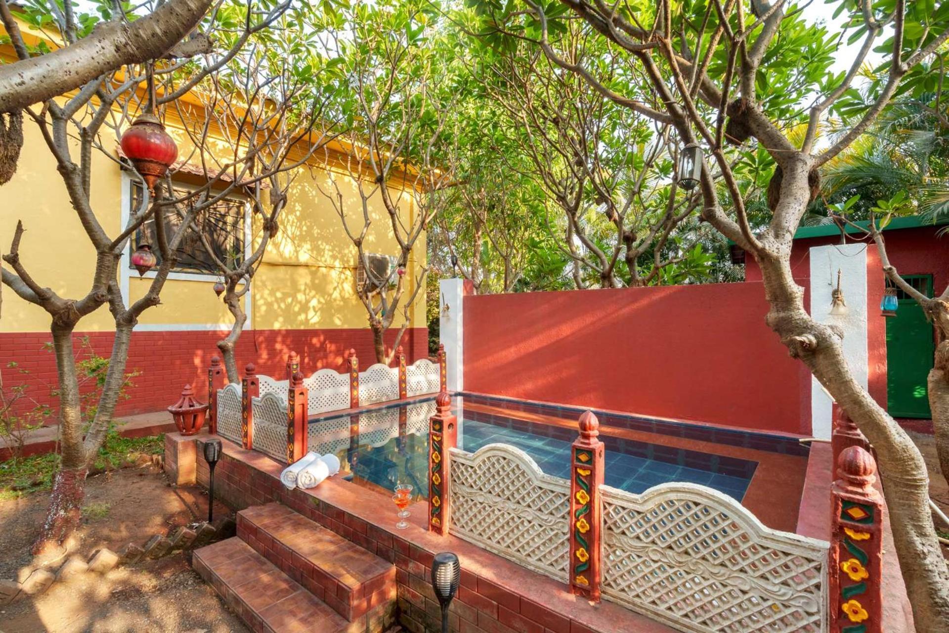 Vintage Estate - Lakeside Allure With Vintage Decor,A Plunge Pool & A Lawn Featuring A Charming Gazebo 카르자트 외부 사진