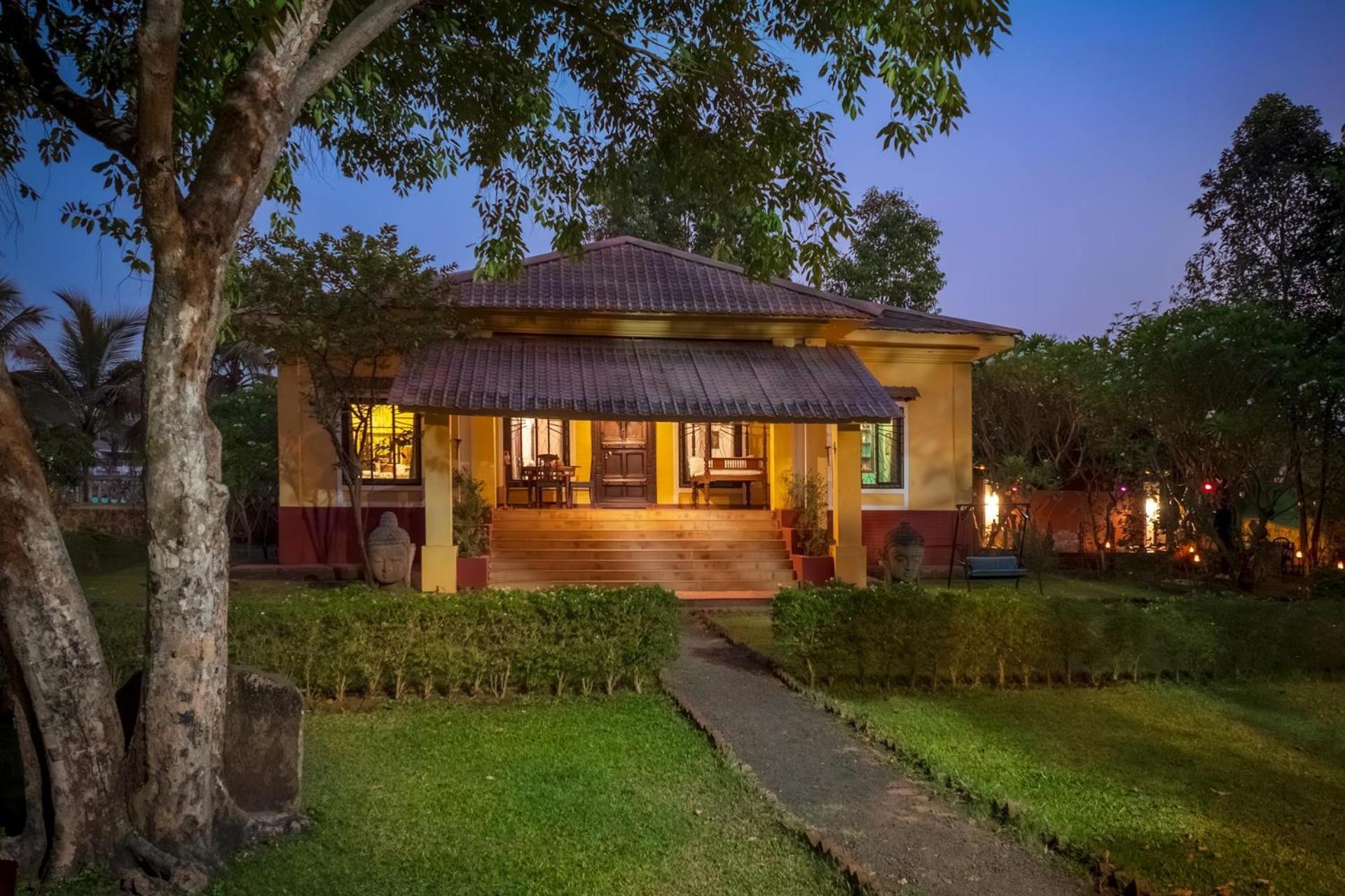 Vintage Estate - Lakeside Allure With Vintage Decor,A Plunge Pool & A Lawn Featuring A Charming Gazebo 카르자트 외부 사진